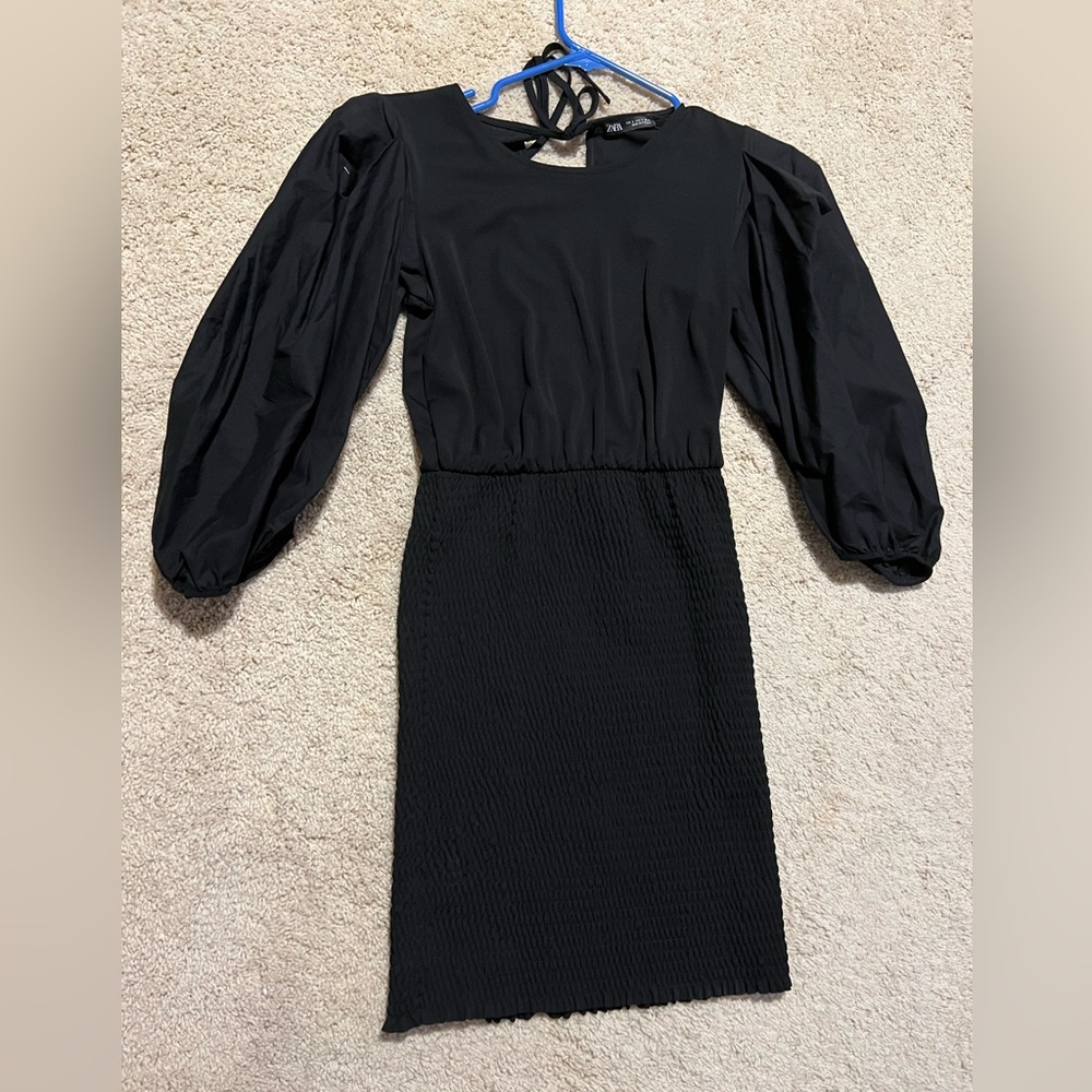Dress with puffy sleeves